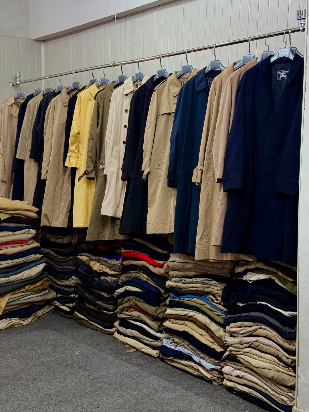 Why Branded Vintage Clothing is in High Demand – And Where to Buy It Wholesale
